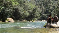 Sungai Kemabu begitu terjaga dengan alami, karena lokasinya yang sulit terjamah. Selain menjadi sumber kehidupan bagi suku Moni di Desa Ugimba, sungai es ini pun menjadi air minum bagi para pendaki ke Puncak Carstensz (Afif Farhan/detikTravel)