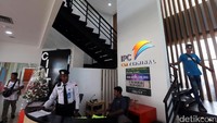 Pekerja beraktifitas di Kantor PT Indonesia Kendaraan Terminal (PT IKT), Jakarta, Selasa (8/8).