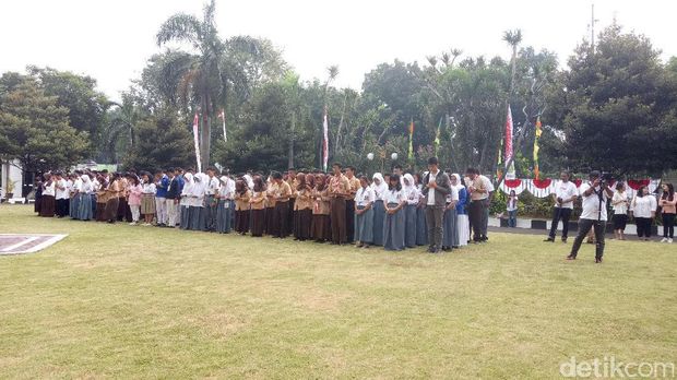Menteri Agama Lukman Hakim Saifuddin dan para peserta Wisata Rumah Ibadah.