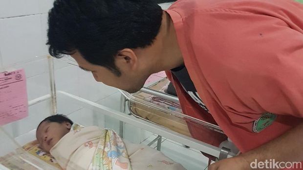 Bupati Trenggalek jenguk bayi gelandangan/
