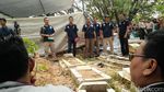 Foto: Begini Suasana Pembongkaran Makam Pria yang Dituduh Curi Ampli