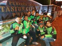 Diyon dan rekan-rekannya di Go-Jek (Foto: Dok. Diyon)