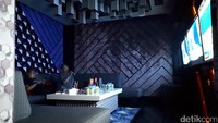 Suasana ruang karaoke. Tampak beberapa pengguna sedang bernyanyi (Rois/detikcom)