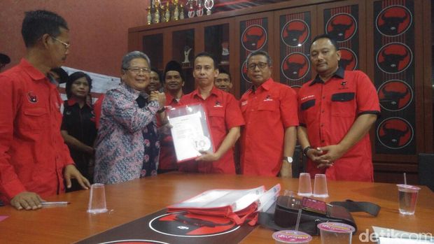 Heru Sudjatmoko mengambil formulir pendaftaran bakal Cawagub Jateng