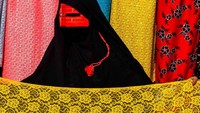 Topeng wajah ini memiliki banyak bentuk. Ada yang berbentuk segi empat untuk menutupi area sekitar mata. Ada pula yang berbentuk seperti kumis (BBC)