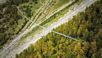 Jembatan ini punya arti penting karena dapat menghemat waktu pejalan kaki. Tanpa jembatan ini, perjalanan antar dua kota harus melewati jalan memutar. Waktu yang bisa dihemat dengan jembatan ini mencapai 3-4 jam lebih singkat. Istimewa/inhabitat.