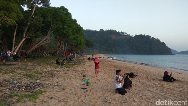 Di Pantai Nipah, selain bisa kemping kamu juga bisa main-main di kawasan pantainya. Pantainya masih sepi dan belum banyak yang mengunjungi. Serasa seperti pantai milik sendiri! (Agus/detikTravel) Di Pantai Nipah, selain bisa kemping kamu juga bisa main-main di kawasan pantainya. Pantainya masih sepi dan belum banyak yang mengunjungi. Serasa seperti pantai milik sendiri! (Agus/detikTravel)