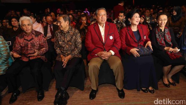 SBY berbaju merah di Yudhoyono Institute. 