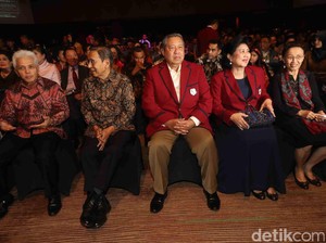 Saat SBY dan Keluarga Kompak Berbaju Merah di Yudhoyono Institute