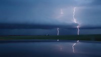 Di Amerika, memang kerap terjadi badai super besar yang menjadi sumber bencana, seperti yang terjadi di Lamb County, Texas, AS ini. Dengan mempelajari badai, diharapkan mereka bisa meminimalisasi korban dari bencana tersebut (Drew Angerer/Getty Images)