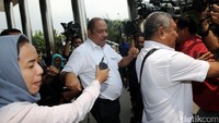 Melchias Marcus Mekeng selesai menjalani pemeriksaan. Selain Mekeng, hari ini KPK juga memeriksa anggota DPR Jazuli Juwaini. Keduanya diperiksa sebagai saksi untuk tersangka Setya Novanto.