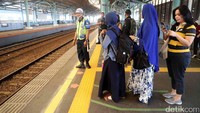 Uji coba pemasangan garis antre tersebut untuk sementara dilakukan di Stasiun Jakarta Kota dan Stasiun Juanda. Secara bertahap akan dipasang di stasiun-stasiun lain dalam sebulan ke depan. 