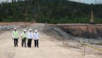 Jokowi bersama Basuki Hadimuljono meninjau pembangunan Bendungan Sei Gong, Batam, Kepulauan Riau, Kamis (23/3/2017). Ari Saputra/detikcom.