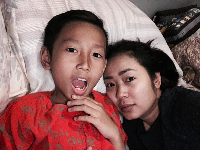 Di foto ini, Soimah tampak keibuan. Layaknya ibu-ibu lainnya, jika sudah di rumah, Soimah menanggalkan makeup glamournya untuk menemani anaknya.  Foto: Dok. Instagram