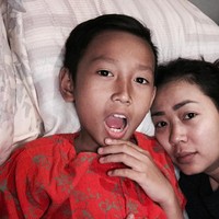 Di foto ini, Soimah tampak keibuan. Layaknya ibu-ibu lainnya, jika sudah di rumah, Soimah menanggalkan makeup glamournya untuk menemani anaknya.  Foto: Dok. Instagram