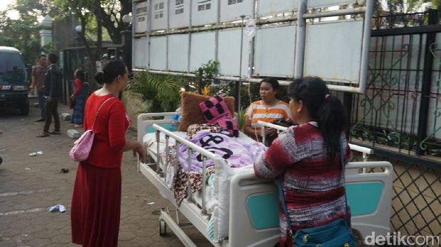 Pasien RS Aro Pekalongan dievakuasi.
