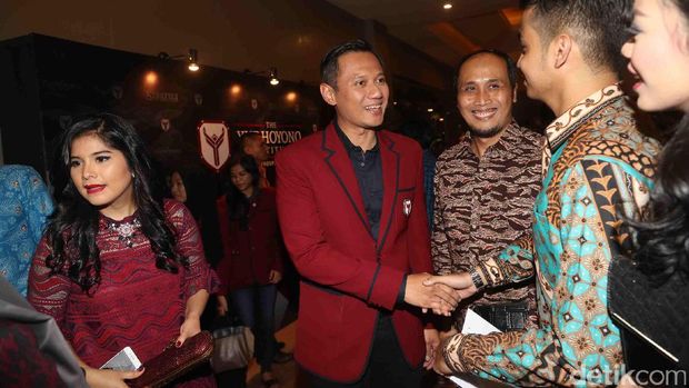 Keluarga SBY kompak berbaju merah. 