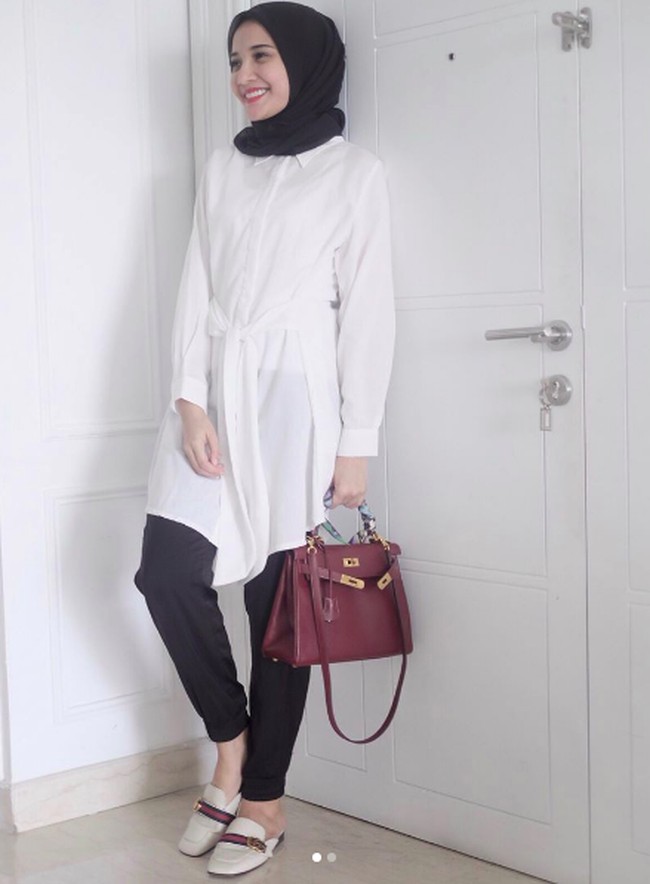 Mule putih favorit Zaskia Sungkar satu ini juga berasal dari label Gucci dan dijual US$ 750 atau Rp 10 jutaan.