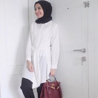 Mule putih favorit Zaskia Sungkar satu ini juga berasal dari label Gucci dan dijual US$ 750 atau Rp 10 jutaan.