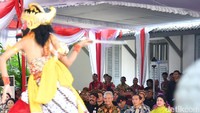 Foto: Laily Rachev - Biro Pers SetpresJokowi berharap Museum Keris Nusantara bisa menjadi wujud penghargaan masyarakat pada seni budaya sekaligus menjadi sumber inspirasi nilai-nilai budaya nusantara.Semuanya menjadi kekayaan seni budaya nusantara yang harus terus kita jaga dan lestarikan, kata mantan Wali Kota Solo ini.Bangunan Museum Keris Nusantara itu terdiri dari empat lantai. Lantai satu digunakan untuk bagian administrasi dan ruang audio visual. Lantai dua merupakan perpustakaan dan ruang anak. Lantai tiga digunakan untuk diorama dan ruang pameran, dan lantai empat merupakan ruang pameran utama.Terdapat sekitar 400 koleksi keris yang dipamerkan di museum tersebut yang bukan hanya keris dari Jawa, namun juga senjata-senjata tradisional Nusantara.