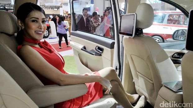 Model atau usher booth Wuling duduk di kabin Confero