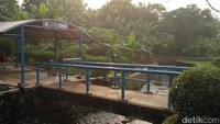 Terdapat aliran sungai kecil berada di sisi akses pejalan kaki. Di pinggir jalan itu juga tumbuh tanaman hias yang menempel pada pagar jalan. Sebelum sampai di loket stasiun, penumpang akan menyeberang jembatan sepanjang 4 meter.