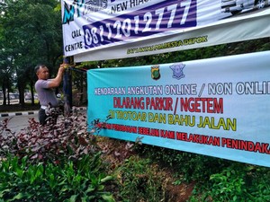 Polisi Pasang Spanduk Larangan Ngetem di Jalan Margonda Depok