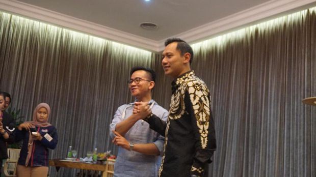 Keduanya tertawa kecil saat ditanya pasangan duet 2024