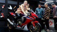 Presiden Direktur PT Astra International Tbk Prijono Sugiarto menjajal menunggangi Honda CBR1000RR Fireblade.