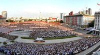 Ada ratusan ribu warga Pyongyang yang hadir. KCNA/via REUTERS.