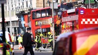 Begini penampakan bus yang menghantam sebuah toko di London, Inggris. REUTERS/Dylan Martinez.