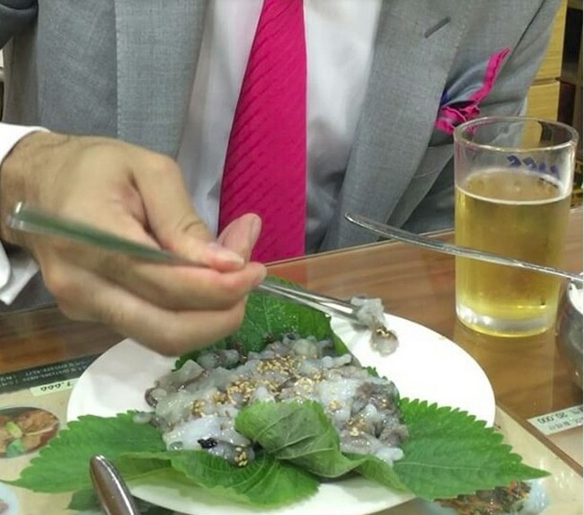 Kriuk Tarantula Goreng dan Gurih Cakar Buaya, Makanan Paling Aneh di Dunia (2)