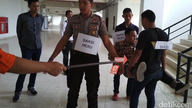 reka ulang pengeroyokan ricko