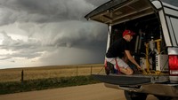 Traveling jadi bagian hidup sehari-hari para pemburu badai. Mereka bisa berpindah kota berkali-kali dalam sepekan hanya demi memburu badai (Drew Angerer/Getty Images)