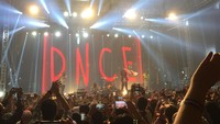 Ketika lagu Toothbrush dibawakan, serentak penonton ikut bernyanyi. Keseruan tersebut pun berlanjut saat Kissing Stranger.  Foto: Dyah Paramita Saraswati/detikHOT