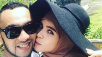 Ini adalah potongan potret kemesraan Enji dan Naza saat berlibur. Dok. Instagram/rosmanizar_baskoro