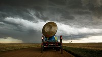 Di bagian belakang mobil, mereka membawa alat bernama Doppler on Wheels (DOW). DOW ini adalah radar yang bisa memindai badai dan tornado, untuk kemudian dibuat model 3 dimensinya (Drew Angerer/Getty Images)