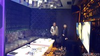 Ini ruangan medium executive yang bisa menampung 8 orang. Desain interiornya cukup apik dan modern (Rois/detikcom)
