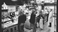 Penasaran dengan gerai pertama Starbucks? Inilah tampilannya di Pike Place Market tahun 1971. Nampak Starbucks sudah digemari penggemar kopi sejak pertama hadir. Foto: This Is Insider