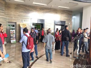 Kantor First Travel Digeledah Polisi, Jemaah Menumpuk di Lobi