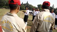 Kurang-lebih satu jam peserta dilatih jalan di tempat hingga langkah tegak maju. Latihan kemudian berlanjut ke sebuah lapangan di kompleks PPPON.