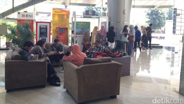 Kantor First Travel Digeledah Polisi, Jemaah Menumpuk di Lobi