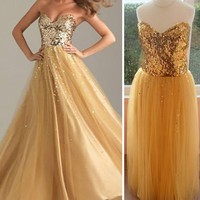 Keinginan pembeli gaun pengantin ini tampak glamour dengan busana berwarna emas di pesta pernikahannya harus pupus karena gaunnya tak seindah di iklan. Gaun asli justru terkesan murahan. Foto: Dok. Bored Panda