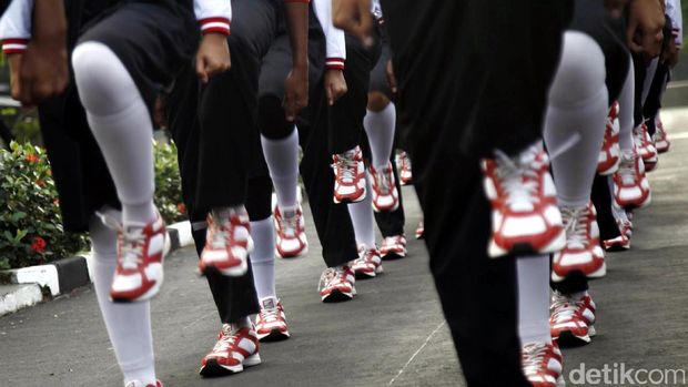 pelatih akan memperhatikan ayunan tangan hingga langkah kaki agar anggota Paskibra indah dilihat saat mengibarkan Sang Saka Merah-Putih