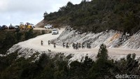 Jokowi yang mengendarai motor trail menyusuri jalan Trans Papua, tepatnya dari KM 35 hingga KM 42 ruas Wamena-Habema, Kabupaten Jayawijaya, Provinsi Papua. (dok PUPR)
