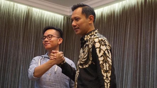 AHY dan Gibran salam komando.