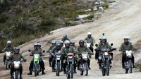 Jokowi meninjau jalan Trans Papua dengan mengendarai motor trail. (dok. PUPR)