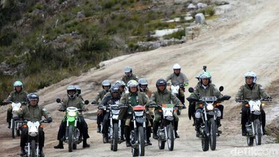 Foto : Gaya Blusukan Jokowi Cek Proyek Infrastruktur