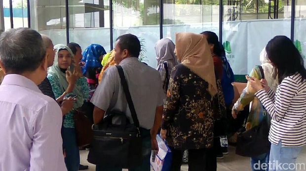 Jemaah menumpuk di lobi kantor First Travel