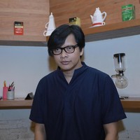 Begitu juga dengan suami Dewi Gita, Armand Maulana. Penampilan Armand masih seperti anak muda di usia 46 tahun. Foto: Hanif Hawari/detikHOT